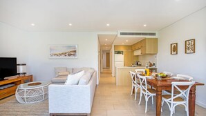 Eine moderne Wohnung mit Wohnzimmer, Essbereich und Küche.