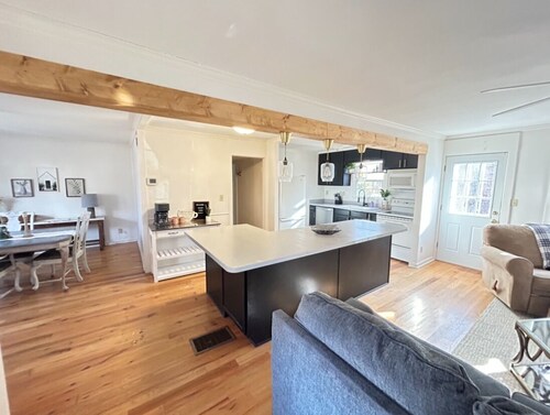 Cute & Cozy Home in Potwin Place!