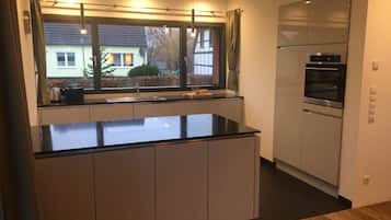 Køleskab, mikrobølgeovn, ovn, kogeplade