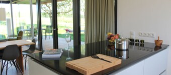 Reetdach trifft Moderne, Seeblick; Sauna, Garten und viel mehr...