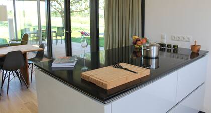 Reetdach trifft Moderne, Seeblick; Sauna, Garten und viel mehr...