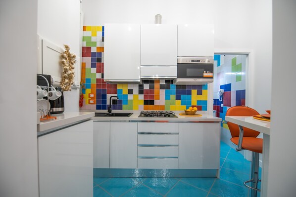 Bloc d'apartaments Deluxe | Cuina privada | Frigorífic, microones, forn i placa de cuina
