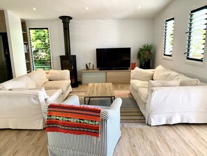 Smart-TV, Kamin, Bücher, Stereoanlage