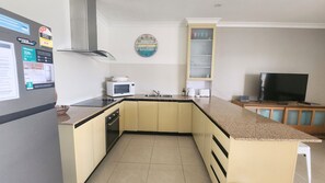 Refrigerador, microondas y horno 