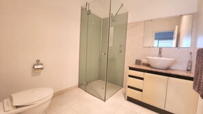 Shower, towels, soap, shampoo - Unit 44, Seafront Estate (Jurien Bay)