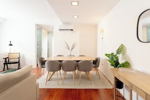 经典公寓 | 起居区 | 43-英寸液晶电视 (配备有线频道)、电视