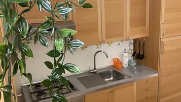 Refrigerador, horno, parrilla de estufa y utensilios de cocina