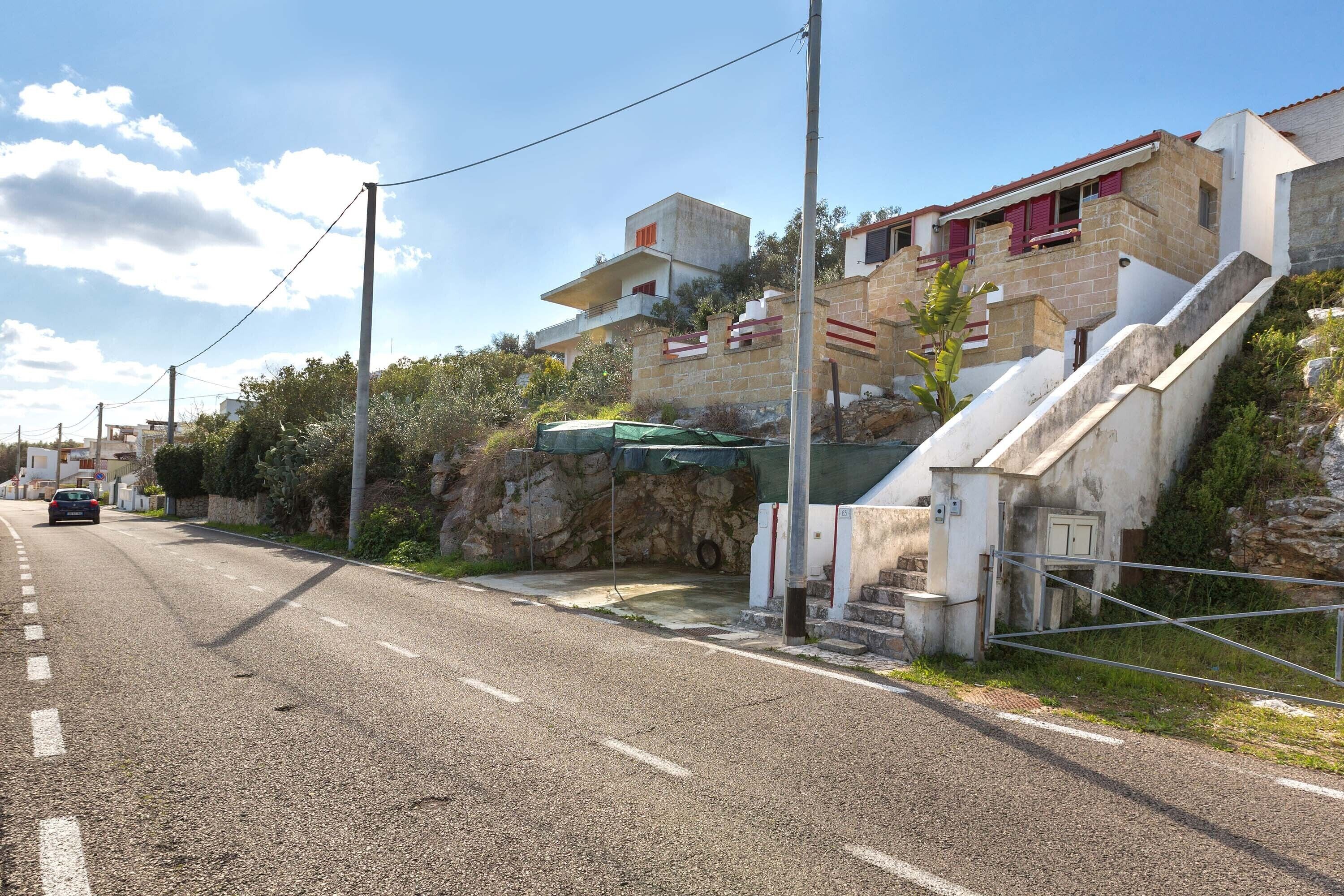Eine Straße mit einer Steintreppe, die zu einem Gebäude mit Balkonen führt.