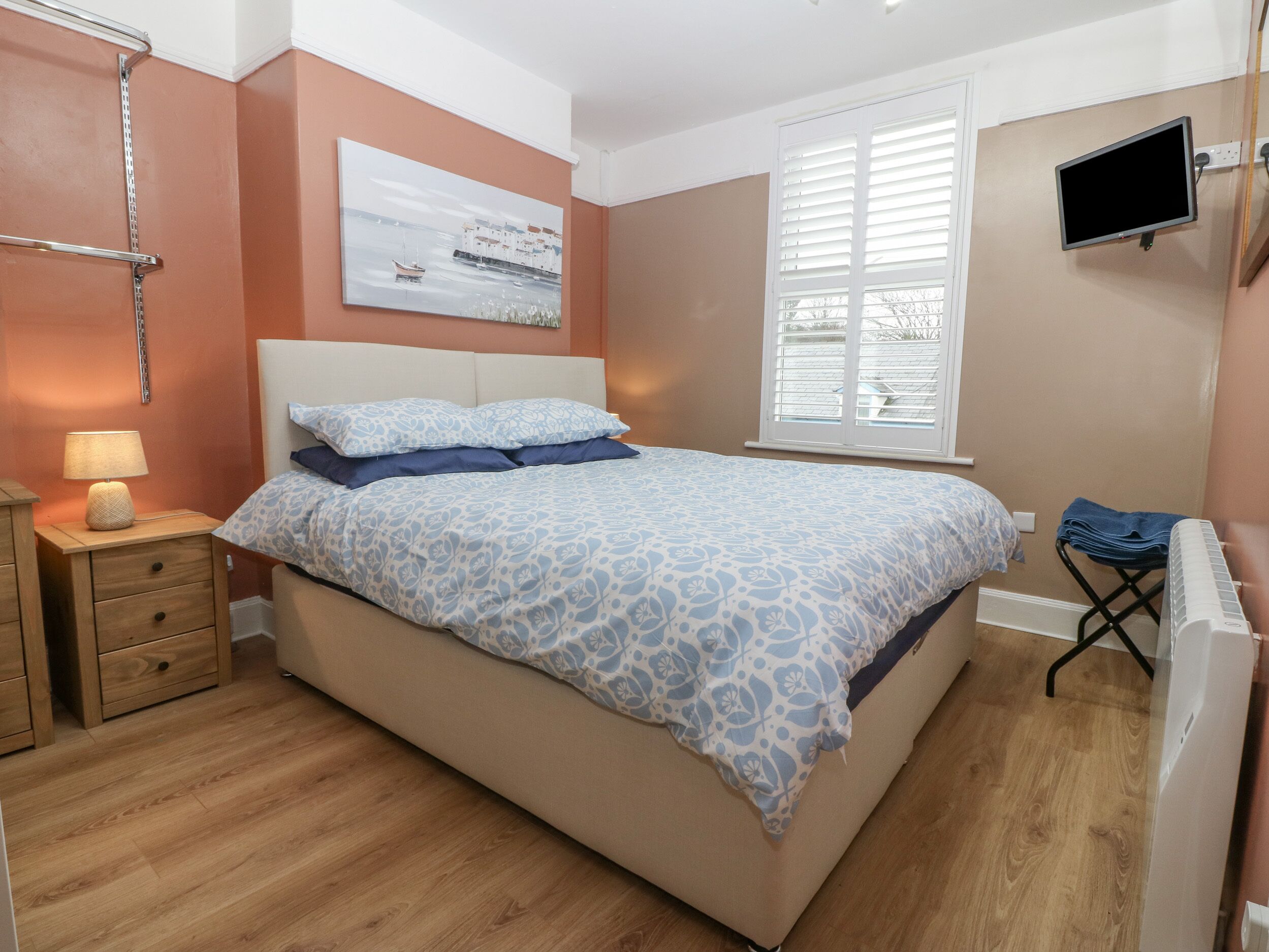 4 habitaciones, decoración personalizada y muebles diferentes 