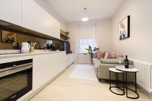 Kjøleskap, ovn, kokeplater og oppvaskmaskin