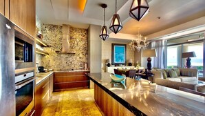Una cocina moderna con una isla central, electrodomésticos de acero inoxidable y un salpicadero de mármol.