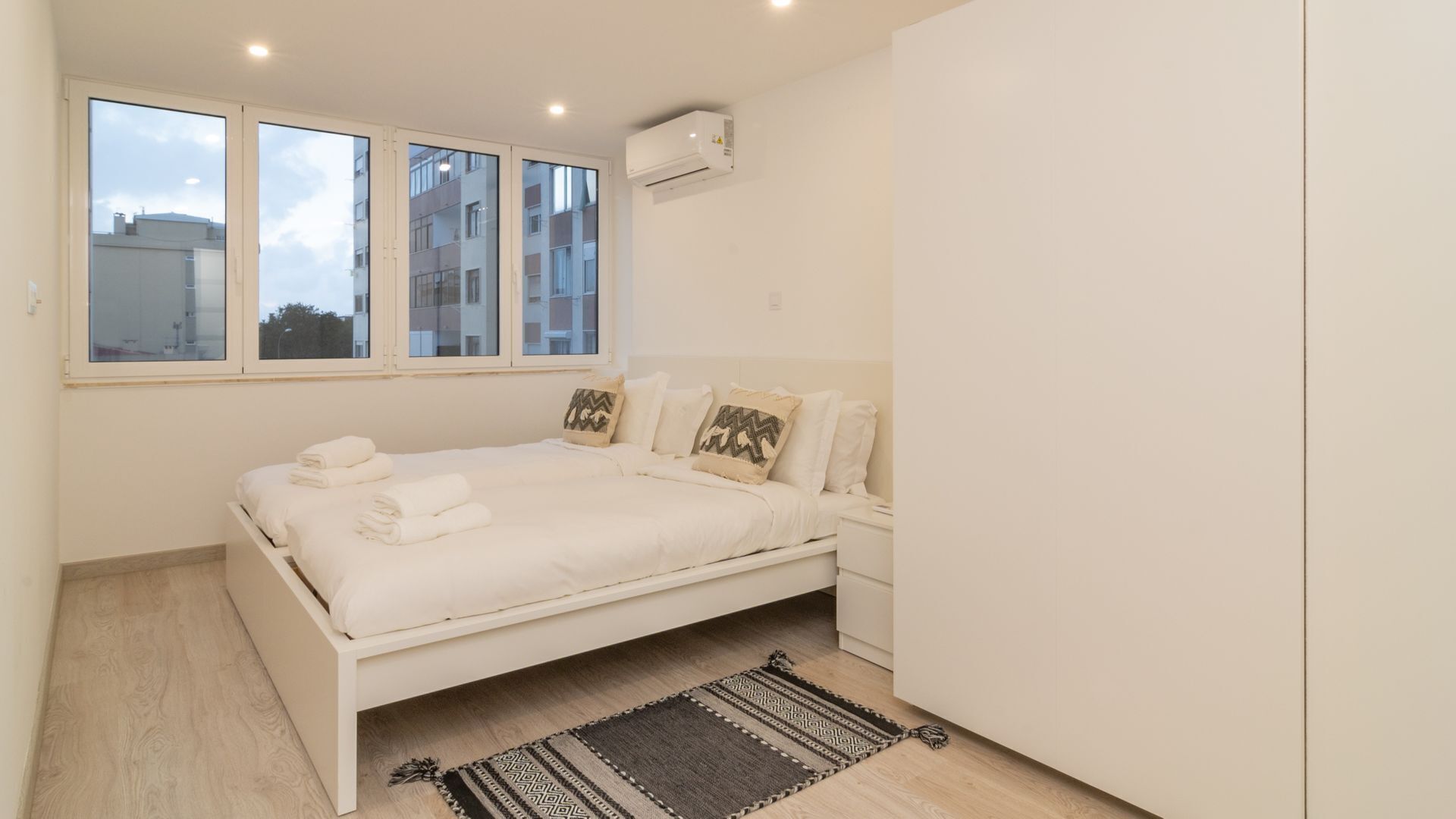 3 slaapkamers, een strijkplank/strijkijzer, gratis wifi, beddengoed