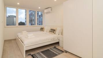 3 slaapkamers, een strijkplank/strijkijzer, gratis wifi, beddengoed