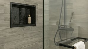 Sèche-cheveux, serviettes fournies, savon, shampoing
