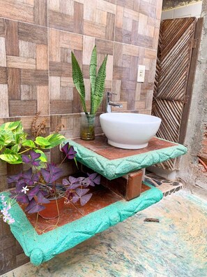 Een douche, handdoeken, zeep, toiletpapier