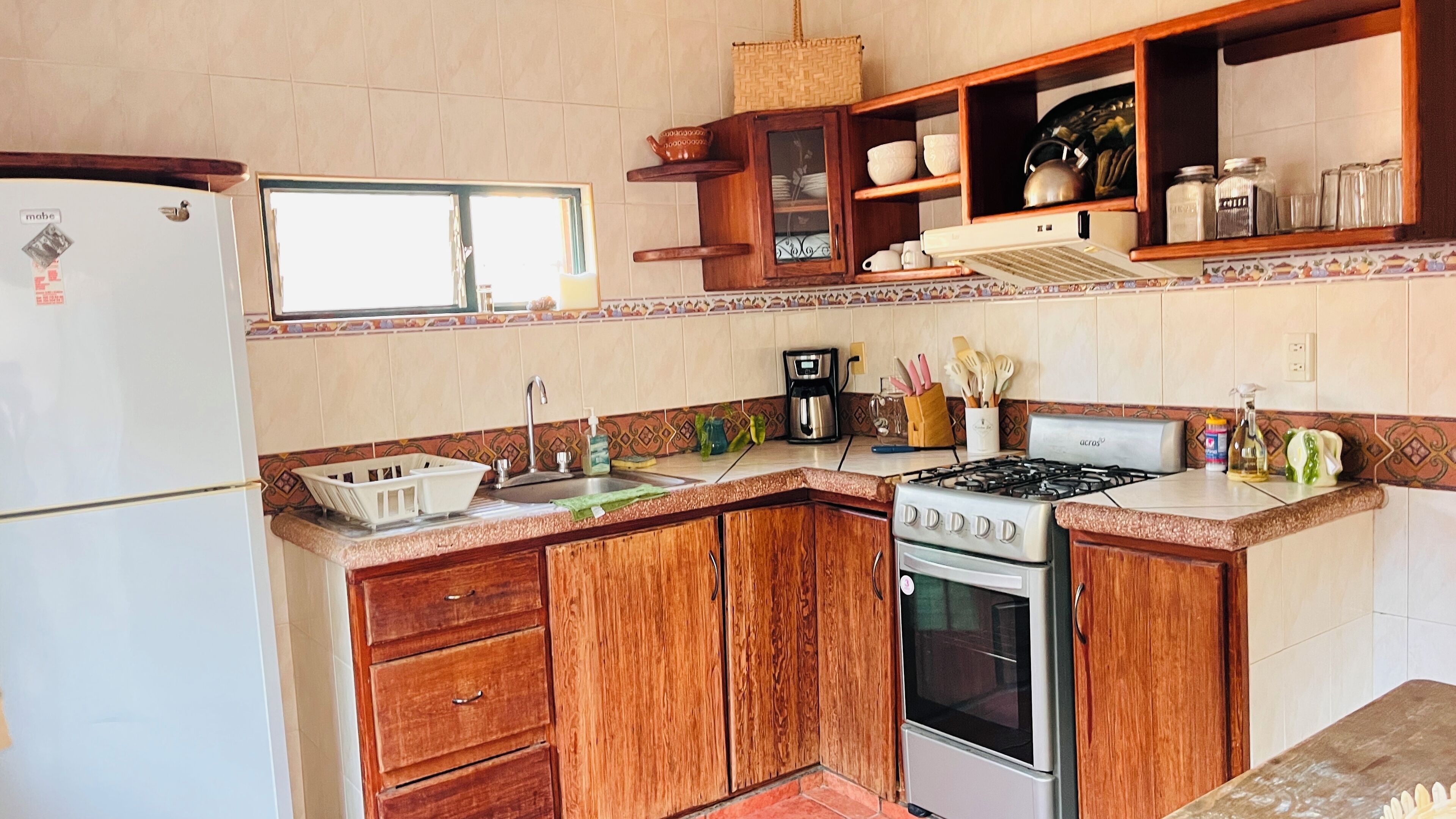 Jääkaappi, uuni, kahvin-/teenkeitin