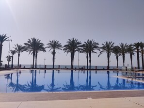 A swimming pool with palm trees and a view of the sea. - Algarrobo Costa luxury apartment POMELO , seafront, 6 pers, pool, sandy beach (Algarrobo)