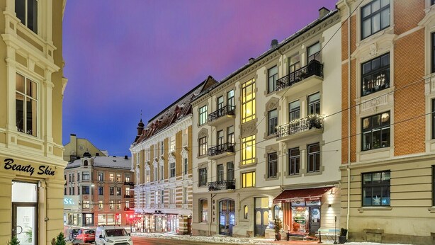 A street scene with buildings, a pub, and a beauty salon. - Exclusive & Elegant Frogner Apartment in the Heart of Oslo (Oslo)
