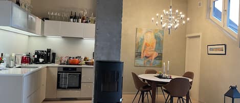 Frigorifero, forno, piano cottura, lavastoviglie