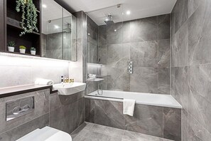 Baignoire, articles de toilette écologiques, séchoir à cheveux