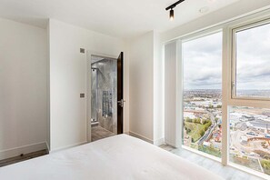 2 bedrooms, desk, iron/ironing board, Internet - Icon Tower Flat III - North Acton (London)