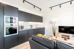 冰箱、微波炉、烤箱、炉灶