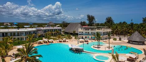 2 albercas al aire libre y camas balinesas gratuitas