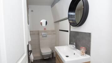 Douche, sĂšche-cheveux, serviettes fournies, savon