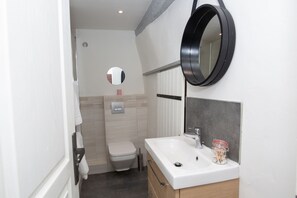 Douche, sèche-cheveux, serviettes fournies, savon