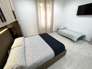 1 室のベッドルーム、デスク、アイロン / アイロン台、WiFi (無料)