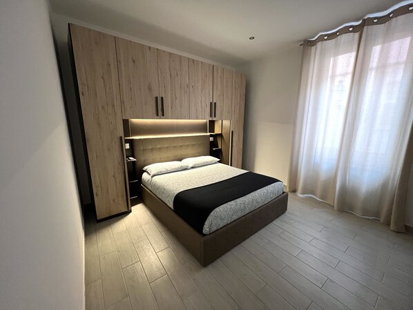 1 室のベッドルーム、デスク、アイロン / アイロン台、WiFi (無料)