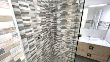 Doccia, asciugacapelli, bidet, asciugamani