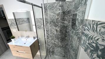 Doccia, asciugacapelli, bidet, asciugamani