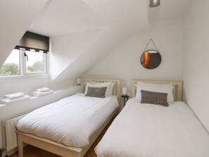 4 bedrooms, individually decorated, individually furnished, free WiFi - Laurgeths House (Bishops Castle)