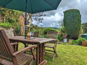 Cottage | Outdoor dining - Laurgeths House (Bishops Castle)