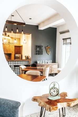 43-inch Smart TV with digital channels, TV, Netflix - WasiPai Boutique Hotel (Lima)