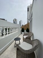 ห้องเอ็กซ์คลูซีฟ | ผ้าปูที่นอนฝ้ายอียิปต์, เครื่องนอนระดับพรีเมียม, ผ้านวมขนเป็ด, มินิบาร์