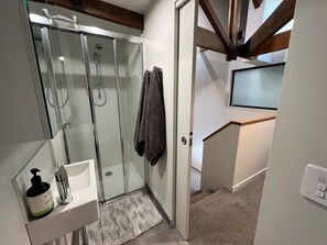 Shower, hair dryer, towels, shampoo