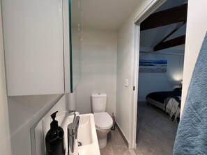 Douche, sèche-cheveux, serviettes fournies