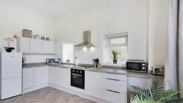 Apartamento, 1 cama de matrimonio | Cocina privada | Frigorífico, microondas, horno y placa de cocina