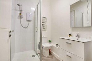 Apartment, 1 Queen Bed | Bathroom | Shower, hair dryer, towels - Stylish Large 1-bed Apartment in Tunbridge Wells (Royal Tunbridge Wells)