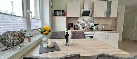 Mikrowelle, GeschirrspĂŒler, Wasserkocher mit Kaffee-/Teezubehör, Toaster