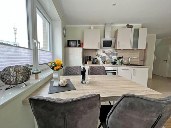 Mikrowelle, Geschirrspüler, Wasserkocher mit Kaffee-/Teezubehör, Toaster