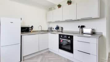 Apartment, Multiple Beds | Private kitchen | Fridge, microwave, oven, stovetop