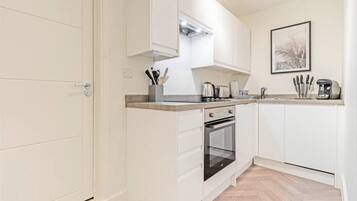 Studio, 1 Queen Bed | Private kitchen | Fridge, microwave, oven, stovetop