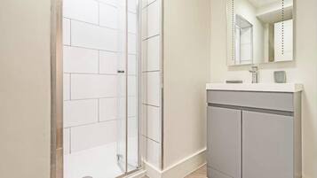 Studio, 1 Queen Bed | Bathroom | Shower, hair dryer, towels