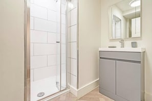Studio, 1 Queen Bed | Bathroom | Shower, hair dryer, towels - Stylish Studio in Heart of Tunbridge Wells (Royal Tunbridge Wells)