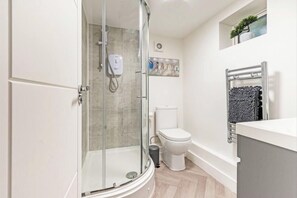 Appartamento, 1 letto queen | Bagno | Doccia, asciugacapelli, asciugamani