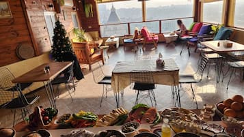 Daily buffet breakfast (ILS 60 per person)
