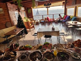 每日供应自助式早餐（每人 ILS 60）